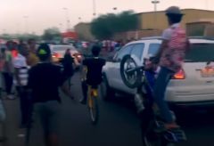 ضبط 9 شبان ظهروا في مقطع فيديو وهم يستعرضون بدراجاتهم النارية بجدة