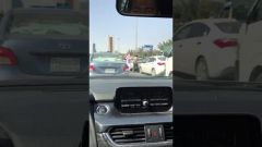بالفيديو.. مضاربة بـ”العقال” و”العصا” على طريق الملك فهد بالرياض