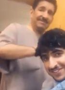 بالفيديو.. “السدحان” يستغل الحجر المنزلي ويقص شعر أحد أبنائه