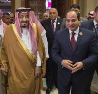 بالصور.. خادم الحرمين يلتقي الرئيس المصري على هامش القمة العربية