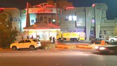 بالصور.. وفاة شخص وإصابة 7 آخرين بسقوط مقذوفات حوثية علي مجمعا تجاريا بنجران