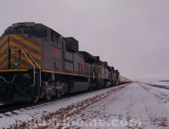 بالصور.. قطار “سار” يسير وسط الثلوج في رحلته بالحدود الشمالية‎