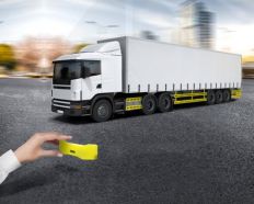 “المواصفات والمقاييس” تؤكد أهمية تركيب الشاحنات حواجز الحماية وبطاقة الرقم المميز