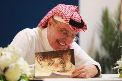 بالصور.. حضور كثيف للحصول على توقيع الأمير بدر بن عبدالمحسن لمجموعته الشعرية بمعرض الكتاب