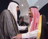 بالصور.. خادم الحرمين الشريفين يصل إلى الدوحة لتقديم واجب العزاء في الشيخ خليفة بن حمد