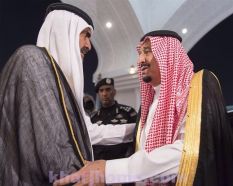 بالصور.. خادم الحرمين الشريفين يصل إلى الدوحة لتقديم واجب العزاء في الشيخ خليفة بن حمد