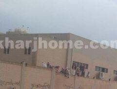 بالصور .. الأمن يتابع إحدى مدارس تبوك لإيقاف هروب الطلاب