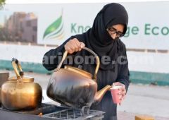سعودية تمتهن بيع “الشاي على الحطب” مع بناتها الجامعيات.. وتؤكد: أفضل من “البطالة”
