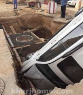 بالصور.. سقوط سيارة “جيب” داخل حفريات للصرف الصحي ببريدة