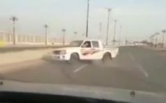 بالفيديو.. مفحط يفقد السيطرة ويرتدّ على سيارة شاب كان يسير خلفه ويصوّره
