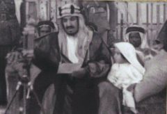 فيديو نادر للملك عبدالعزيز يلقي كلمة للحجاج وبجواره الملك سلمان وعمره 3 سنوات