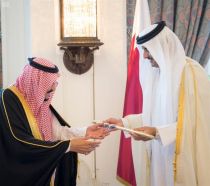 بالصور.. أمير قطر يهدي خادم الحرمين سيفا تذكاريا