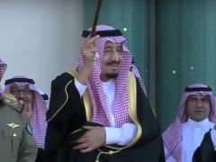 بالفيديو.. الملك سلمان يؤدي العرضة مع الفرقة المحتفية بقدومه الدوحة