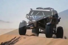 مهندس سعودي يتمكن من صناعة سيارة بقدرات هائلة تتغلب على العواقب الصحراوية