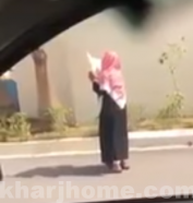 بالفيديو.. مُسن مستغرقٌ في قراءة القرآن الكريم وقوفًا بأحد الشوارع