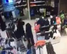 بالفيديو.. لحظة سرقة امرأة لحقيبة أخرى في جدة