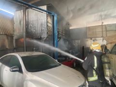 “مدني الرياض” يخمد حريقاً في ورشة بحي السعادة.. وتضرر عدة مركبات