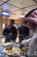 بالفيديو..لحظة تجهيز مدير جامعة القصيم وجبة لأحد الطلاب بالمطعم