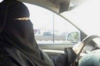 سعودية تسرق سيارة زوجها وتمارس” التفحيط”