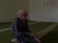 بالفيديو.. عبدالله عسيري (76 عاماً) ويذهب للمسجد حبواً