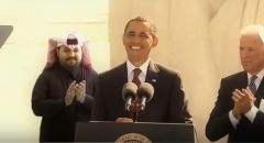 بالفيديو.. تعرّف على حقيقة وقوف شاب سعودي خلف أوباما في أحد خطاباته