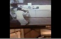 بالفيديو .. شاب يسرق صيدلية في الخرج