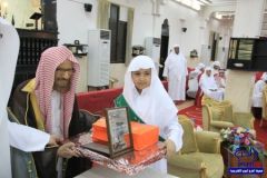 الشيخ سعد آل فريان يكرم أصغر شقيقين يحفظان كتاب الله بالرياض