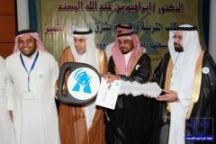 مكتب تربية شرق الرياض يهدي معلما سيارة ويكرم 74 تربويا بجائزة للتميز