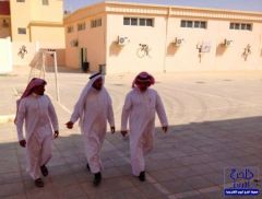د.الجليفي ومدير المشاريع يتفقدان مدرسة الرياض