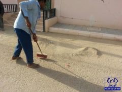 على نظام (لا يخدم بخيل) : مواطن بالخرج ينظف شارعه بـ 200 ريال
