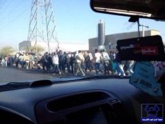 عاجل : 200 أثيوبي في مسيرة من الخرج للرياض لتسليم أنفسهم للسلطات