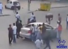 بالفيديو: اثيوبيين يقومون بتحطيم سيارات المواطنيين بمنفوحة