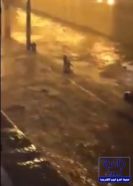 بالفيديو .. مواطن ينجو بزوجته وطفليه من مياه نفق بالرياض