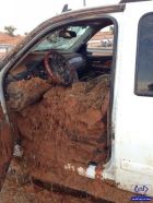 الدفاع المدني ينتشل سيارة (مغامر رماح) بعد أن أصبحت مستودعا للوحل – بالصور