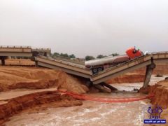 بالصور : انهيار جسر بشرق الرياض واصابة شخصين وسقوط سيارتين