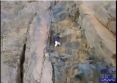 بالفيديو..سقوط مؤلم لشاب سعودي كان يتسلق جبل صخري