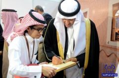 الأمير سلطان بن سلمان يزور معرض “الزيادي” ويثني على تصويره