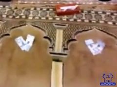 بالفيديو.. مواطن يدعو للصلاة بالمسجد بوضع مبالغ من فئة الـ500 ريال أمام المصلين