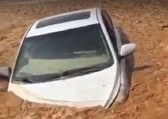 فيديو.. الوحل يغمر سيارة كان صاحبها قد غامر بمحاولة عبور سيل