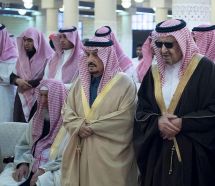 أمير الرياض يؤدي صلاة الميت على الأمير فهد بن سعود بن هذلول