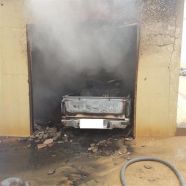 بالصور.. بلدية البديع بالأفلاج تخمد حريقاً نشب بسيارة أحد المواطنين