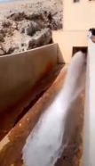 بالفيديو.. فتح بوابات سد وادي “تبالة” لتصريف 6 ملايين متر مكعب من المياه
