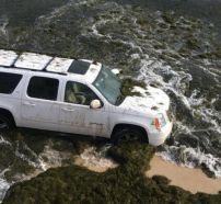 حرس الحدود ينقذ عائلة غمرت المياه مركبتهم على شاطئ البحر في الخفجي