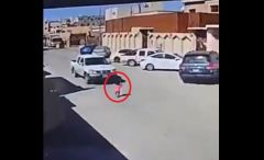 بالفيديو.. سائق يدهس طفلة في شارع داخلي بأحد الأحياء ويفشل في الهروب