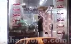 بالفيديو.. شاب سعودي يشتري الفول بالصلاة على النبي