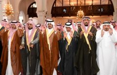 الأمير محمد بن عبدالرحمن يؤدي صلاة الميت على رئيس الأخويا