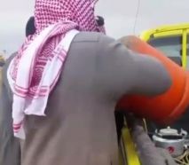 موظف بلدية يتشاجر مع مواطن بسبب “أسطوانة غاز” أثناء إزالة مخيم مخالف