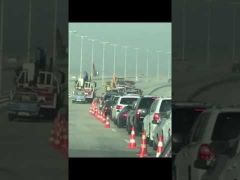 بالفيديو.. توقف وبطء حركة السيارات على جسر الملك فهد بسبب العواصف الرملية