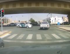 بالفيديو.. قائد مركبة يرتكب مخالفة ثم يتفاجأ بدورية المرور أمامه