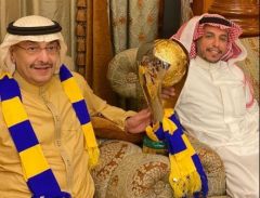 الأمير خالد بن فهد يحتفل بالفوز بكأس السوبر مع رئيس النصر